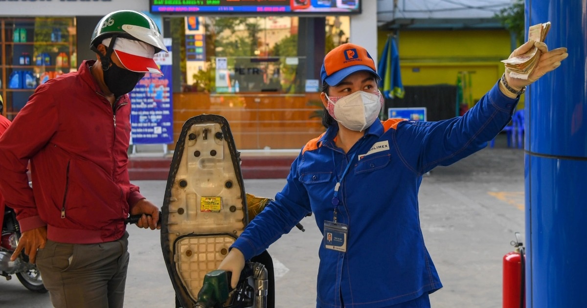 Xăng dầu căng thẳng: Khuyến nghị hạn chế xe cá nhân, tăng làm việc từ xa