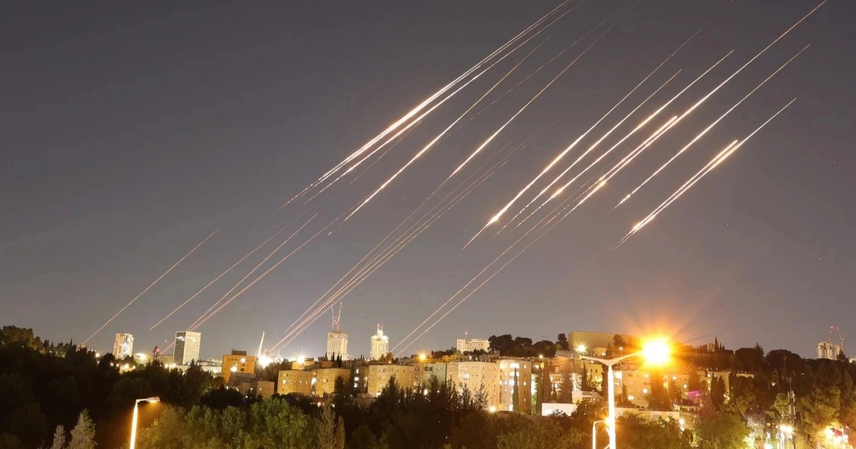 Chiến thuật “mưa phùn” của Iran kéo căng phòng thủ của Mỹ và Israel