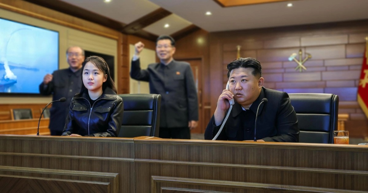 Ông Kim Jong-un và con gái giám sát vụ thử tên lửa từ tàu khu trục