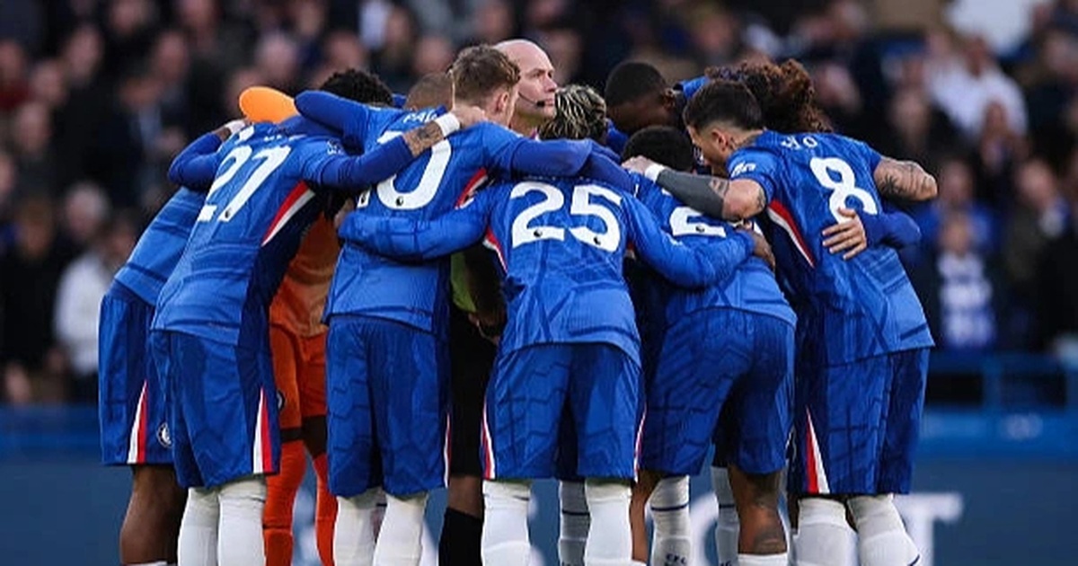 Trọng tài bị cầu thủ Chelsea vây kín trước trận đấu có gì mới?