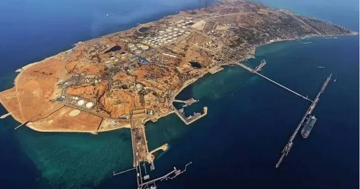 Iran dọa thiêu rụi cơ sở dầu liên quan Mỹ khi "viên ngọc quý" bị tấn công