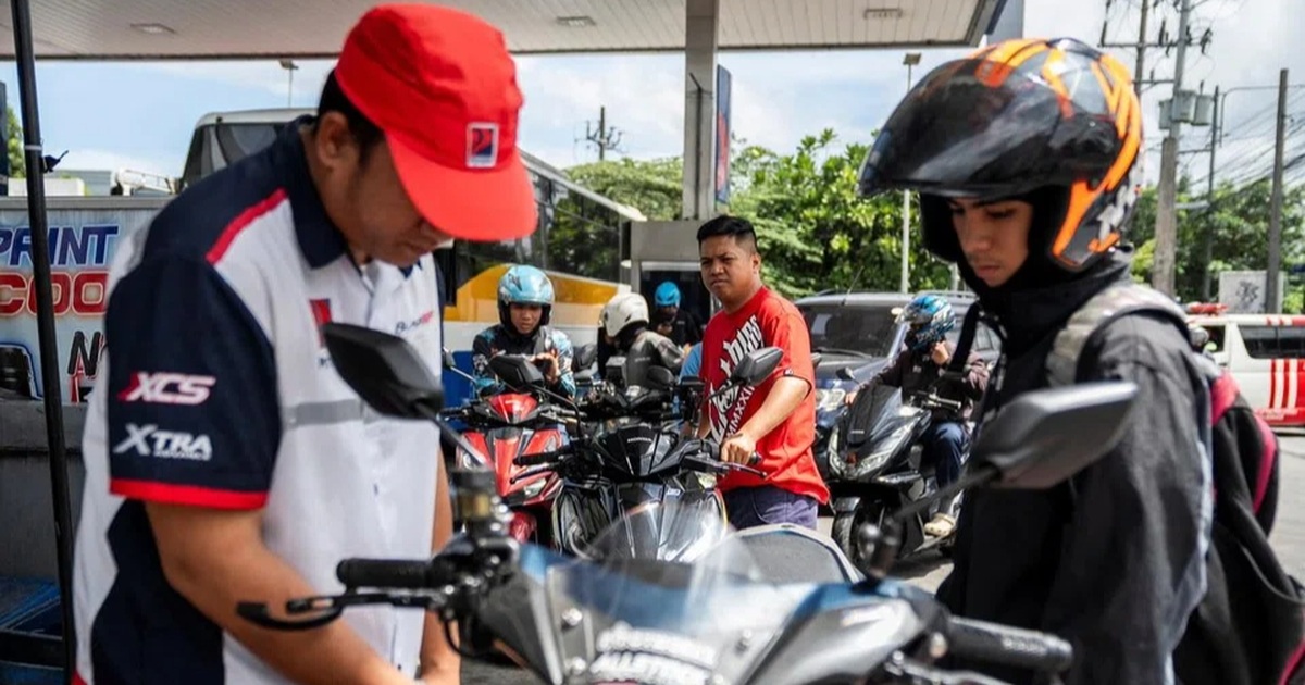 Người Philippines xếp hàng dài đổ xăng
