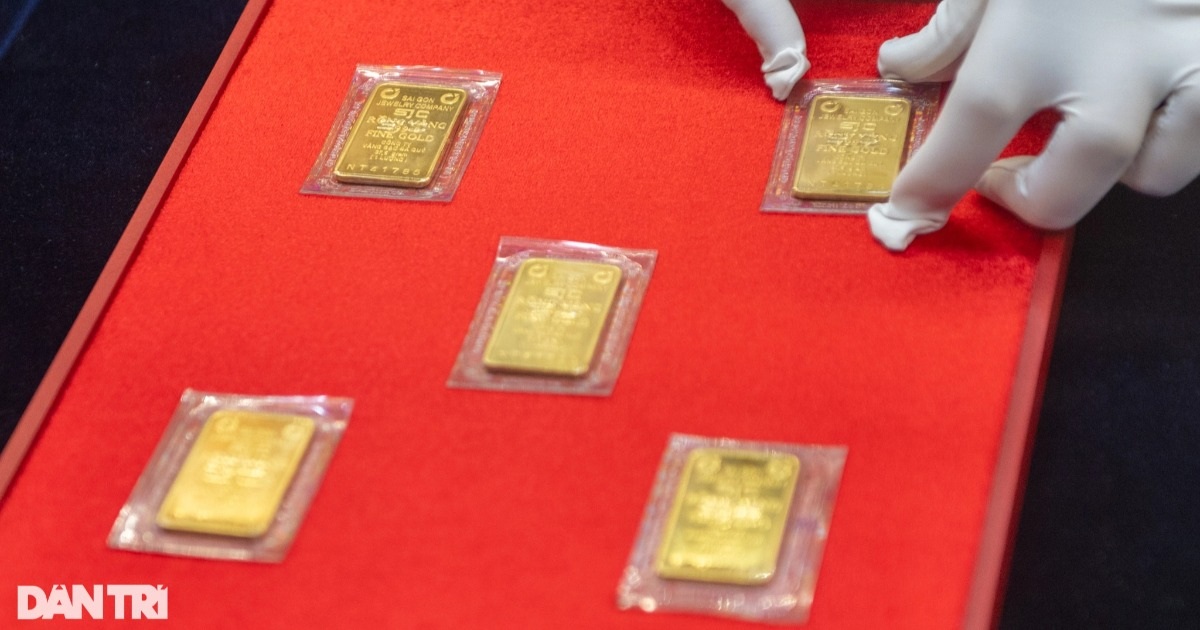 Vàng bị bán tháo mạnh, “bốc hơi” hàng trăm USD