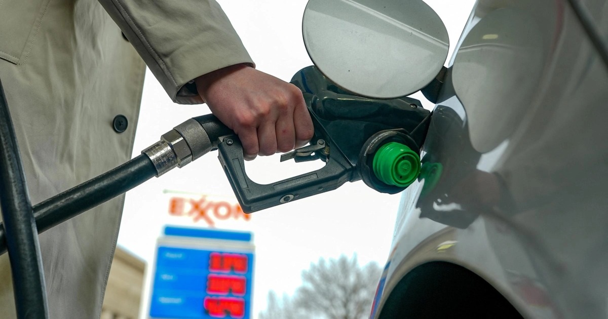 Dầu vượt 110 USD/thùng: 5 cách ví tiền của bạn bị bòn rút