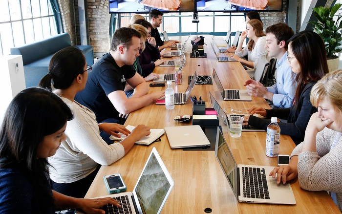 Tưởng AI sẽ thay lao động phổ thông trước, nhưng dữ liệu mới lại chỉ sang một nhóm nghề khác