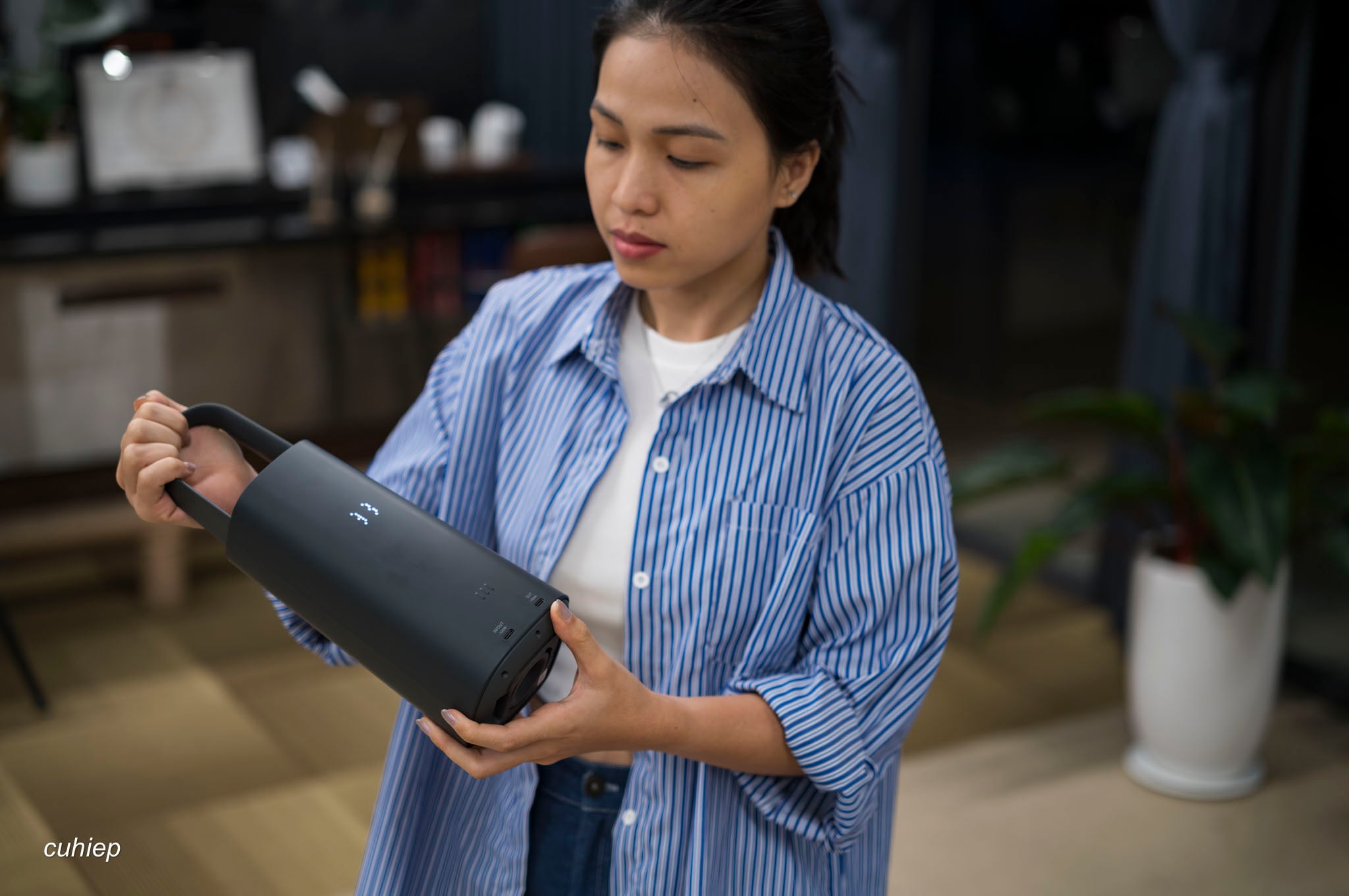 Trải nghiệm Okamura OC Portable Battery, xứng đáng 100 triệu 4 cục + cái đế sạc