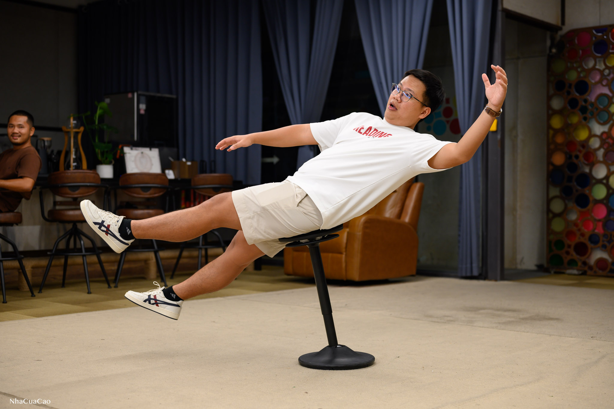 Trên tay ghế Okamura Repiroue: ghế vừa đứng vừa ngồi có gì mới?