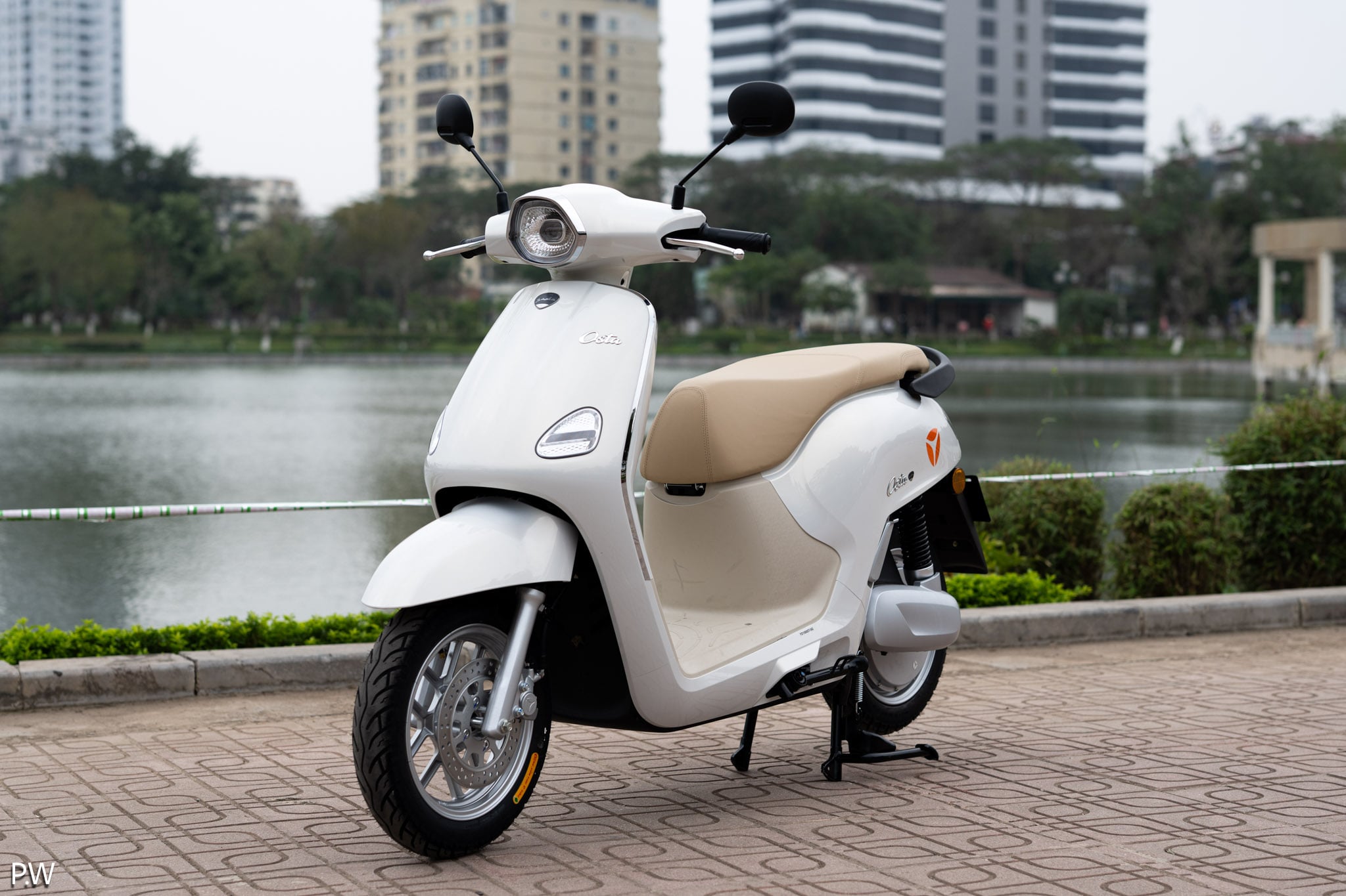 Trải nghiệm Yadea Osta: Cân bằng đủ cả công năng, an toàn và tiện nghi cho chị em văn phòng