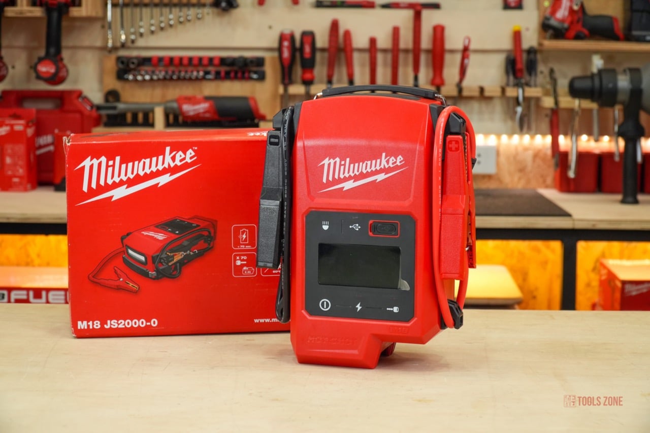 Trên tay chiếc máy sạc bình, kích bình xe ô tô Milwaukee M18 JS2000 (3841)