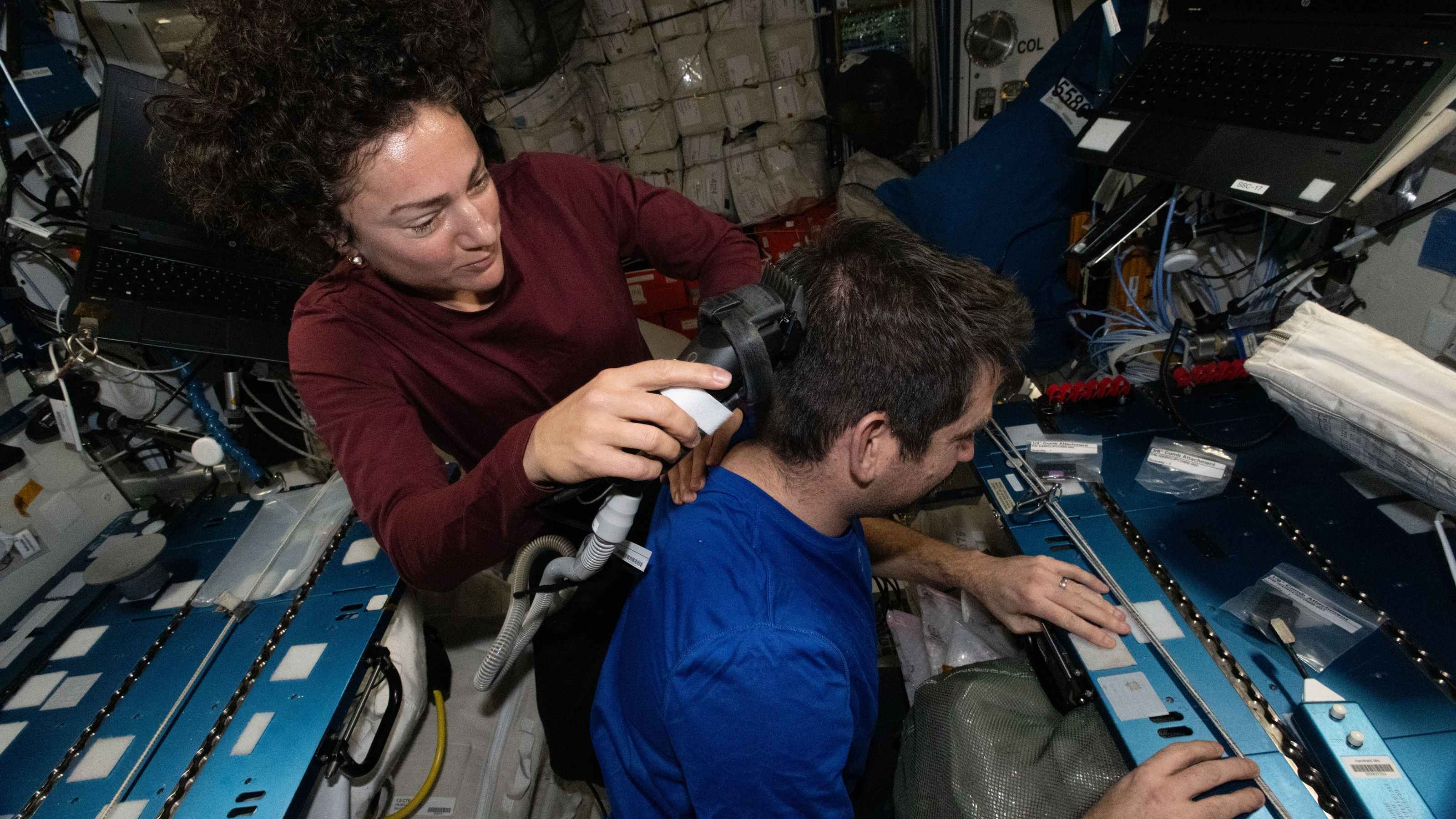 Cắt tóc cho đồng nghiệp trên trạm ISS
