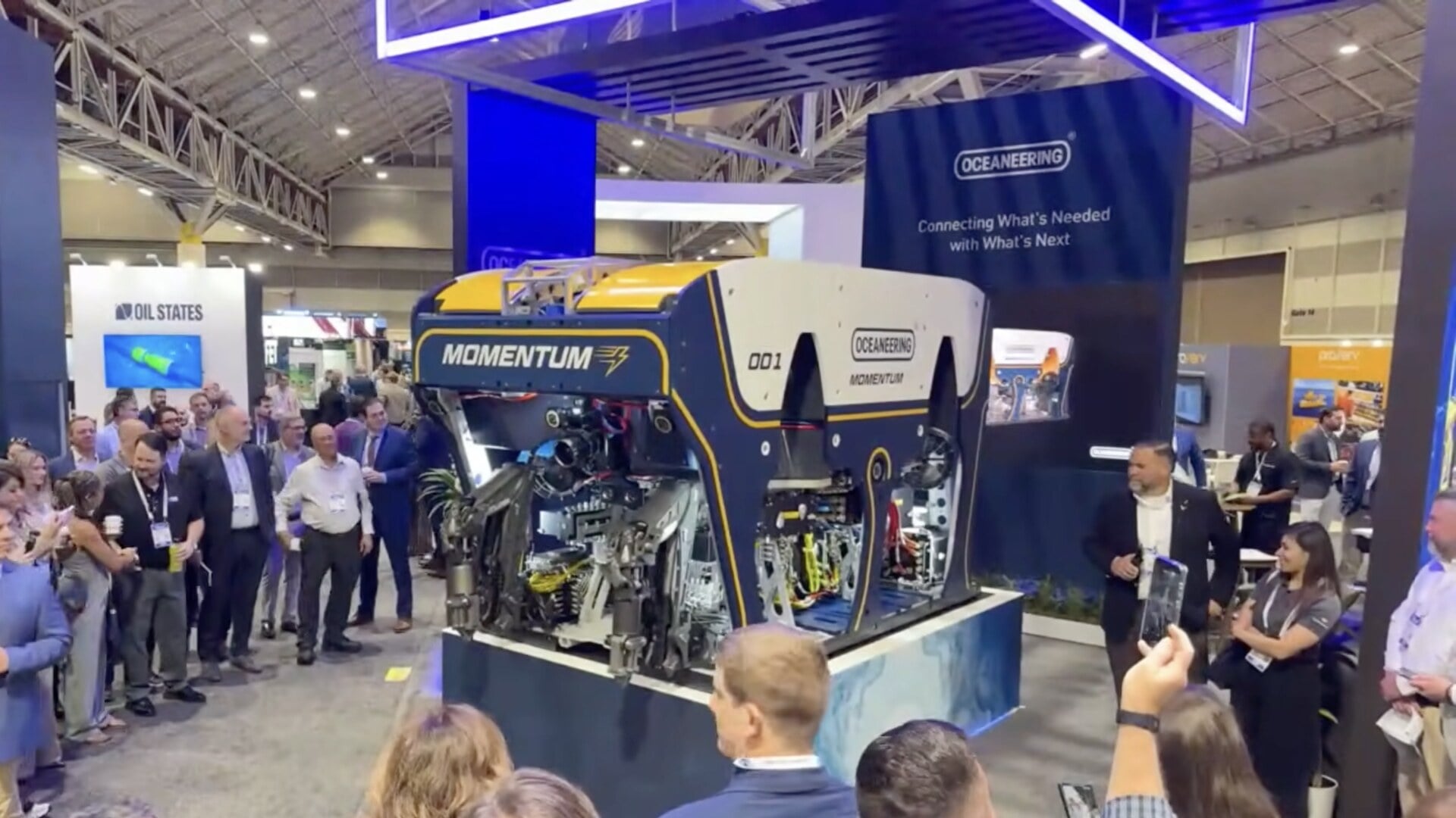 Robot 'công nhân' chạy điện Momentum ROV: nặng 4,7 tấn, có thể bám trụ đáy biển suốt 1 tháng