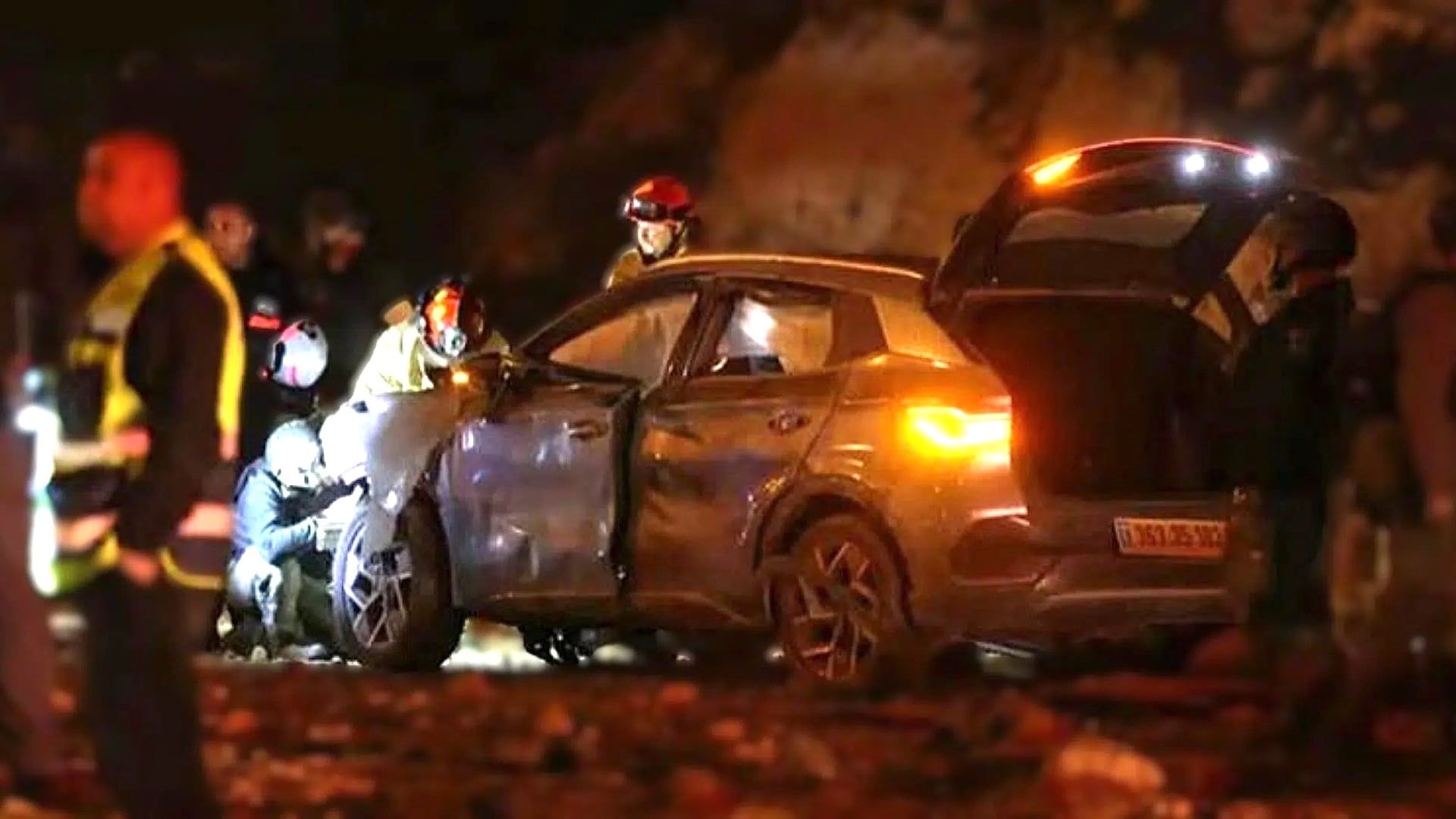 Bị tên lửa đào hố bom sát bên, 5 người trong xe điện Trung Quốc thoát nạn thần kỳ