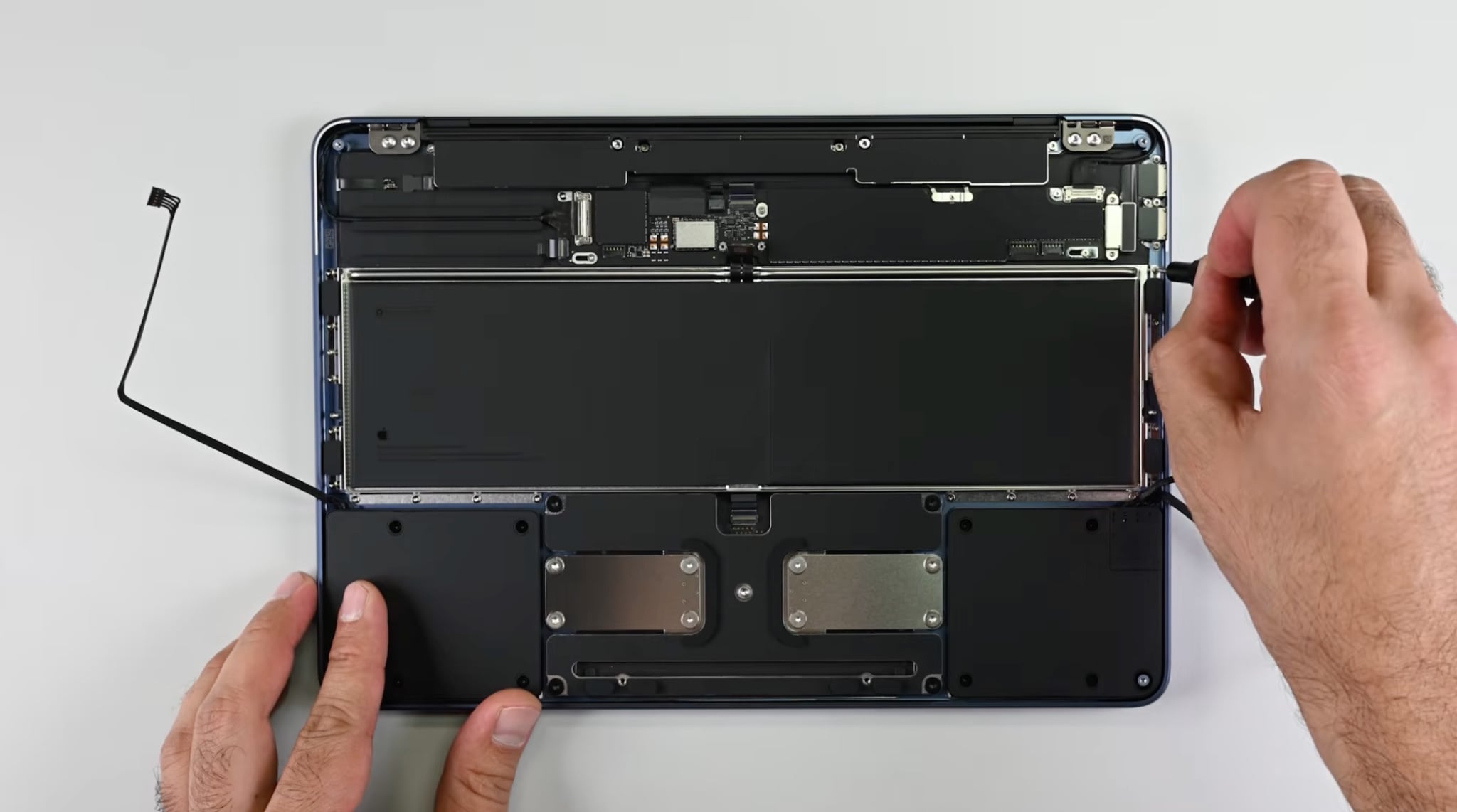 "Mổ bụng" MacBook Neo, đây là mẫu MacBook dễ sửa chữa nhất trong 14 n?