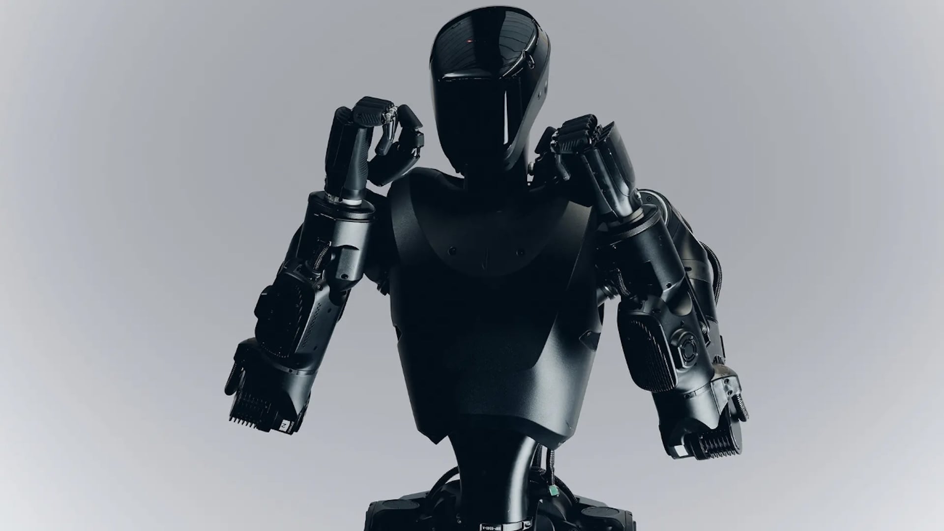 Hai con robot hình người đầu tiên được đem tới Ukraina thử nghiệm có gì mới?