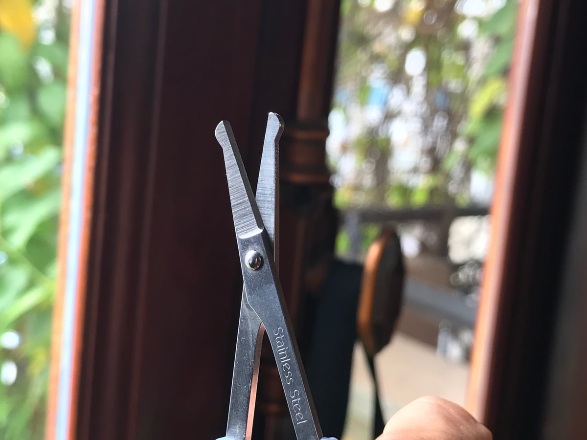 Đây là kéo cắt lông mũi, đầu nó tù, không gây tổn thương cho mũi có gì mới?