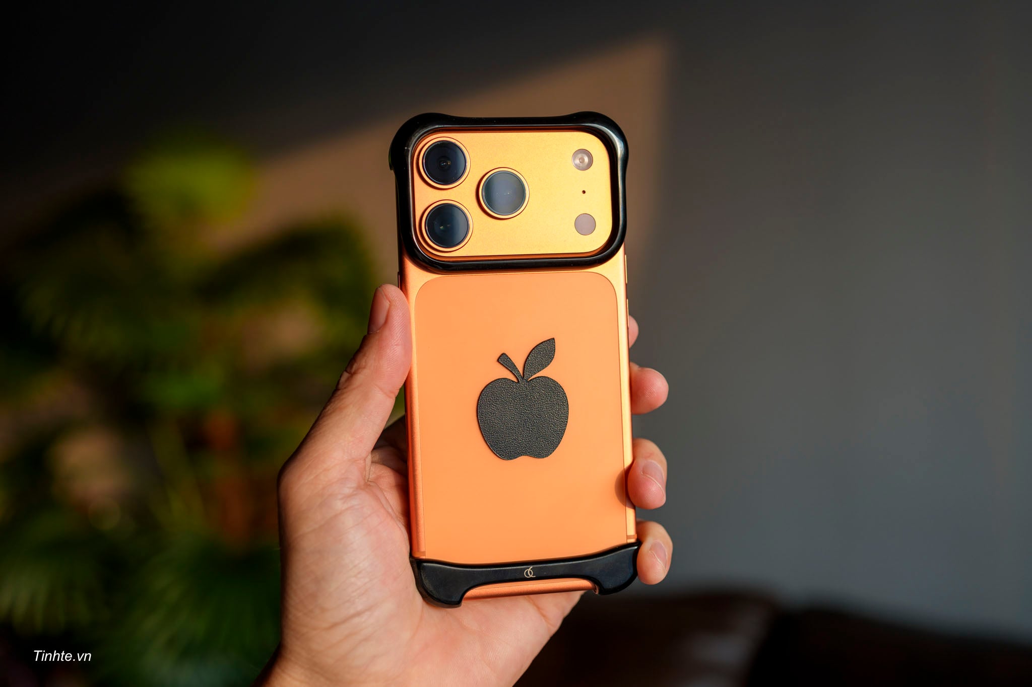 Gắn thử cái ốp giá 8 triệu: Arc Pulse Titanium Onyx Black có gì mới?